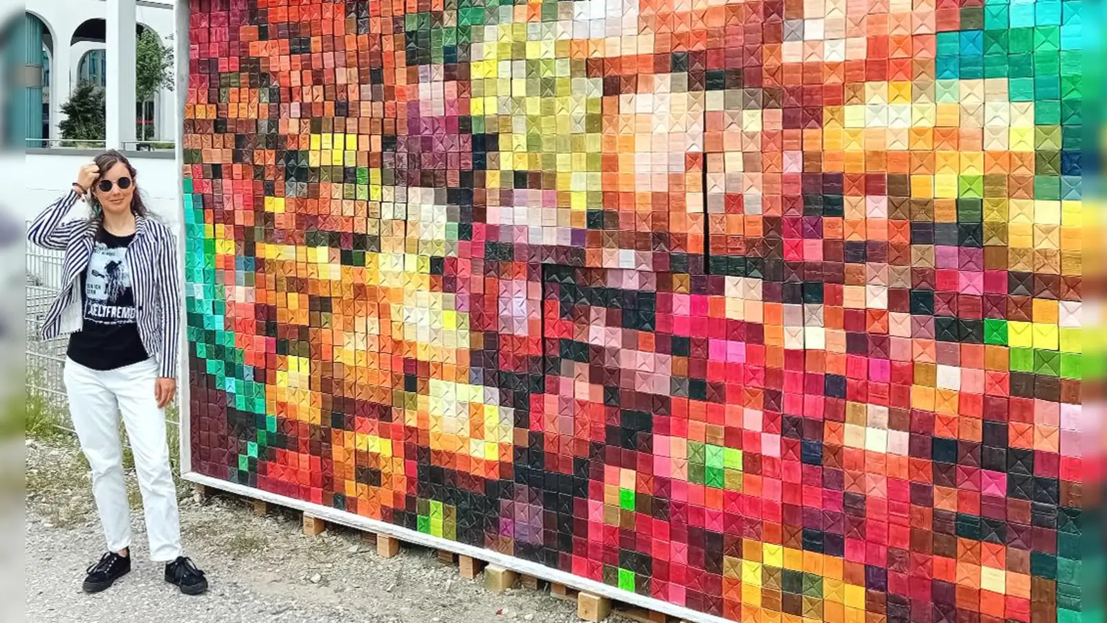 Mit ihrem Kunstwerk „Save me” begleitet Helena Detsch die Aktionstage. Sie verwandelt Wegwerfmaterial in eine Installation. (Foto: Detsch)