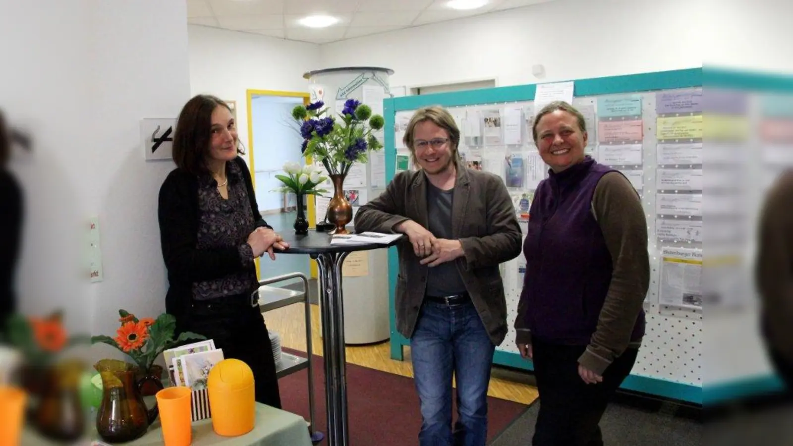 Gemeinsames Kaffeegespräch in ungezwungenem Rahmen: Sabine Wolf und Nicole Plathner vom Gerontopsychiatrischen Dienst München-West sowie Tobias Deger, Leiter des ASZ Obermenzing, freuen sich auf einen guten Start ihres Cafés Lebenslust. (Foto: us)