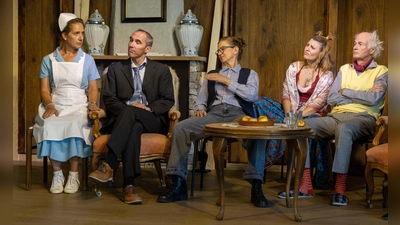 Das „unmögliche” Testament wird eröffnet. Die Neurieder Theaterei bei der Probe mit (von links) Maren Goerge, Frank Nolting,Heike Witte, Isabelle Kreusch und Michael Schiffers. (Foto: A. Wenzel)