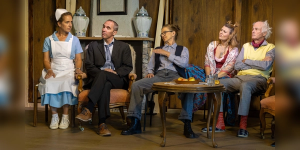 Das „unmögliche” Testament wird eröffnet. Die Neurieder Theaterei bei der Probe mit (von links) Maren Goerge, Frank Nolting,Heike Witte, Isabelle Kreusch und Michael Schiffers. (Foto: A. Wenzel)