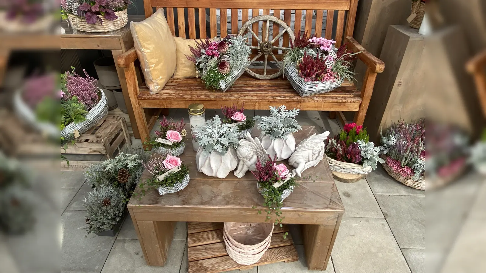 In Blumenläden, Gärtnereien oder bei Ausstellungen kann man schöne Gestecke zum Allerheiligen finden. (Foto: agr)