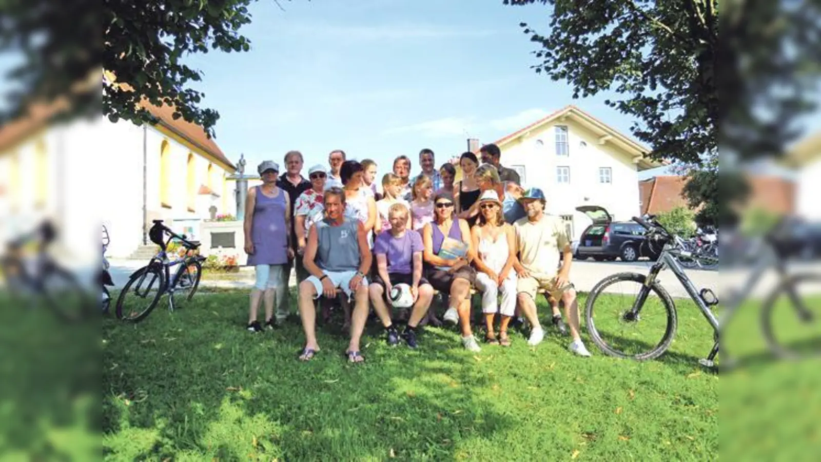 Die glücklichen Sieger der letzten Bildersuchfahrt durch die Gemeinde Frauenneuharting. Am morgigen Sonntag ist es wieder so weit.  (Foto: Heimatverein Frauenneuharting)