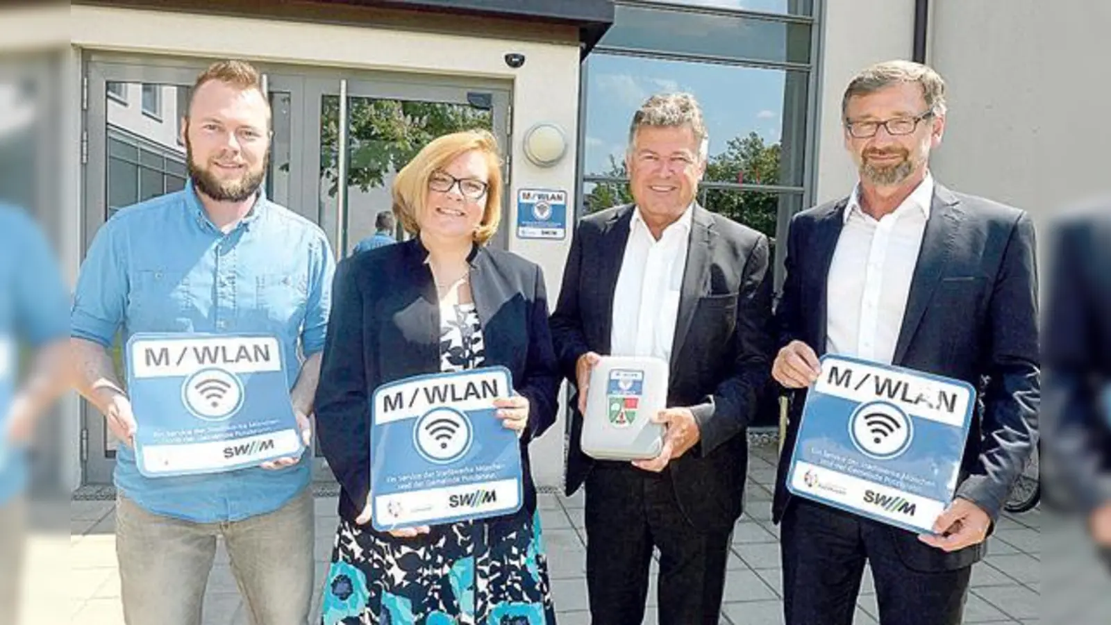 Bürgermeister Edwin Klostermeier (2.v.re.) nimmt das WLAN gemeinsam mit (v.li.) Michael Köhler, Kirsten Samir (SWM) und Gerhard Lößlein (SWM) in Betrieb. 	 (Foto: VA)