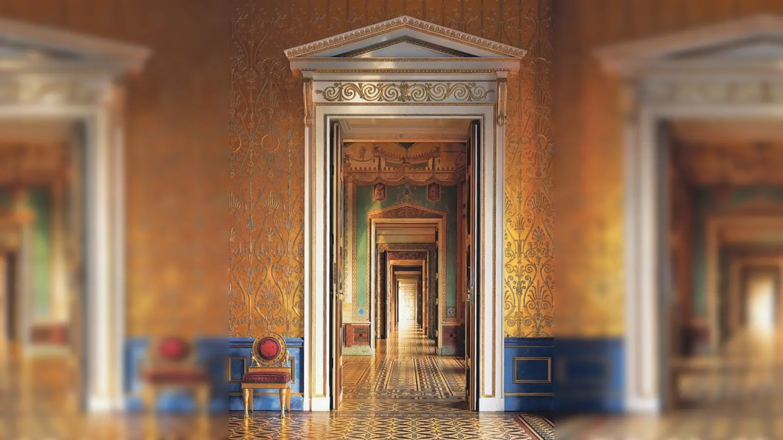 Blick aus dem Thronsaal der Königin in die Enfilade des kürzlich wiedereröffneten Königsbaus.	 (Foto: © Bayerische Schlösserverwaltung)