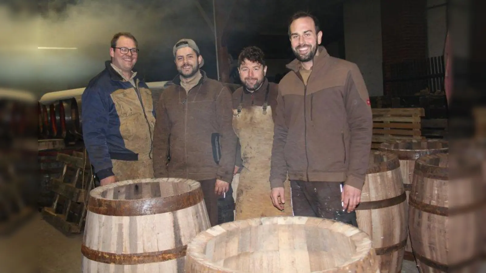 Laimer Fassmacher und Tänzer! Die Mitarbeiter der Fassfabrik Schmid tanzen bei den Schäfflern. Von links: Christoph Birk, Thomas Sakowski, Peter Silva und Peter Schmid. (Foto: kö)