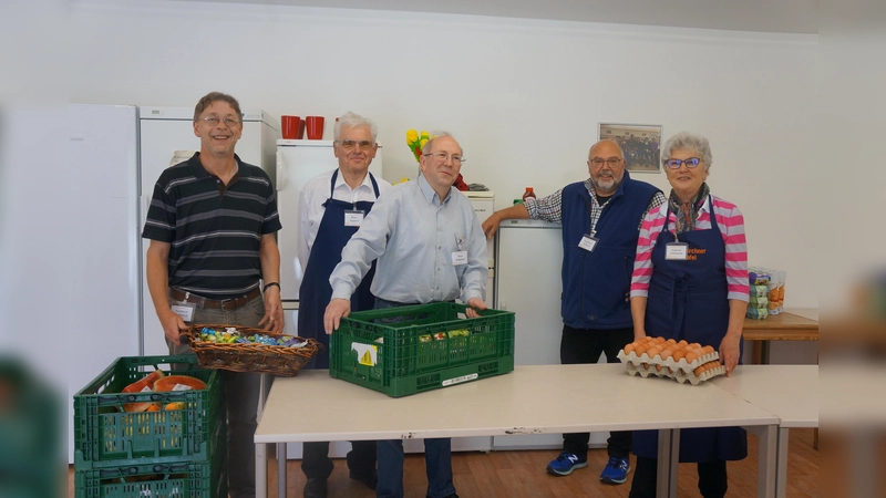 Ein Teil des engagierten Helferteams der Holzkirchner Tafel: Gerhard Bereich, Hans Sepperl, Peter Hoheiser, Siegfried Heulen und Heidrun Lindemann bei der Arbeit. (Foto: Heike Woschee)