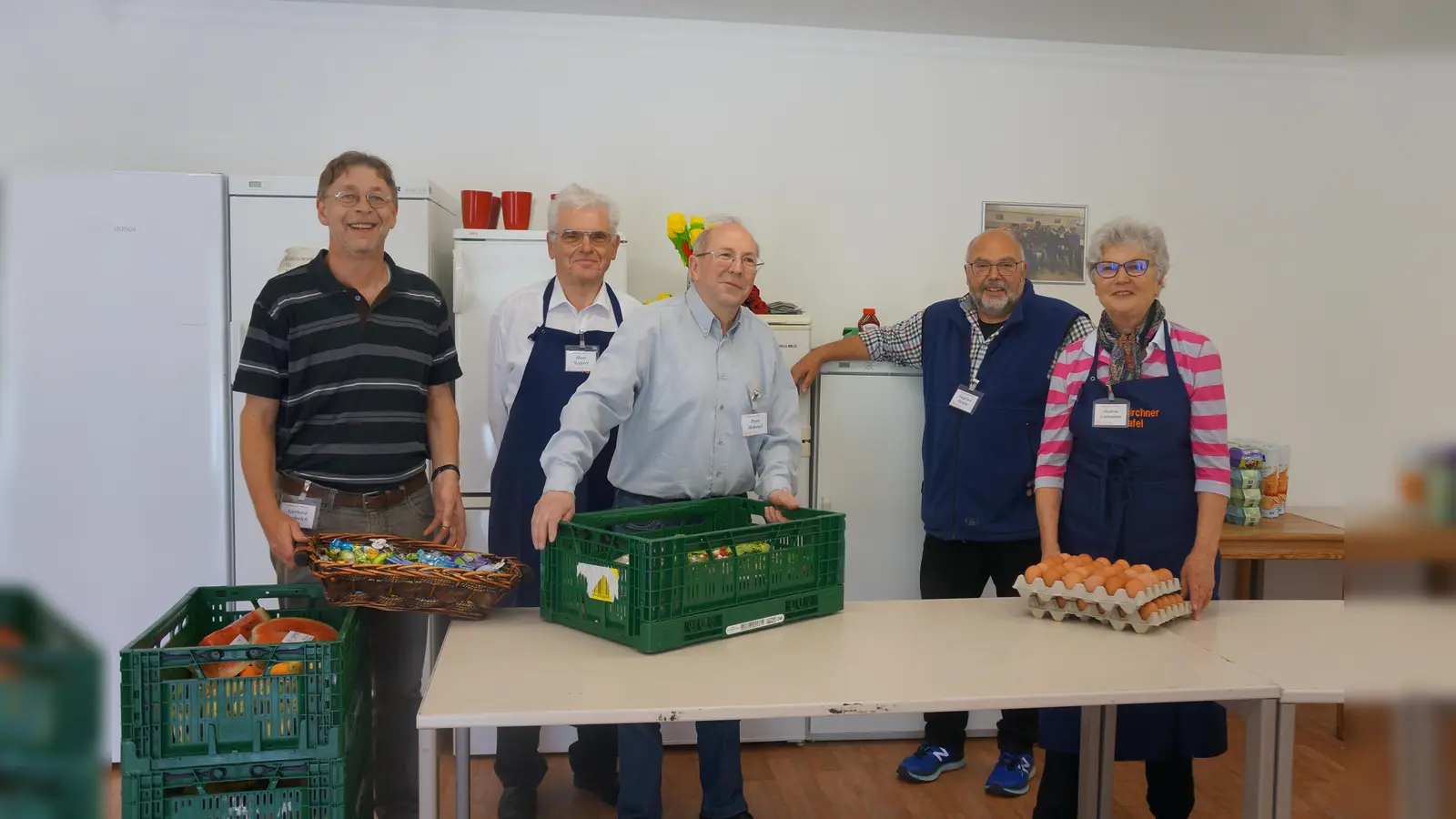 Ein Teil des engagierten Helferteams der Holzkirchner Tafel: Gerhard Bereich, Hans Sepperl, Peter Hoheiser, Siegfried Heulen und Heidrun Lindemann bei der Arbeit. (Foto: Heike Woschee)