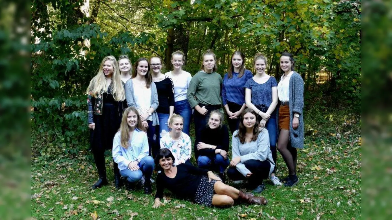 Schülerinnen des Ludwigsgymnasiums nahmen an einem besonderen Fotoprojekt unter der Leitung von Kunstlehrerin Angela Fechter (vorne im Bild) teil. Die Ergebnisse zeigt jetzt die Stadtbibliothek Laim in einer Ausstellung. (Foto: Lars Göttler)
