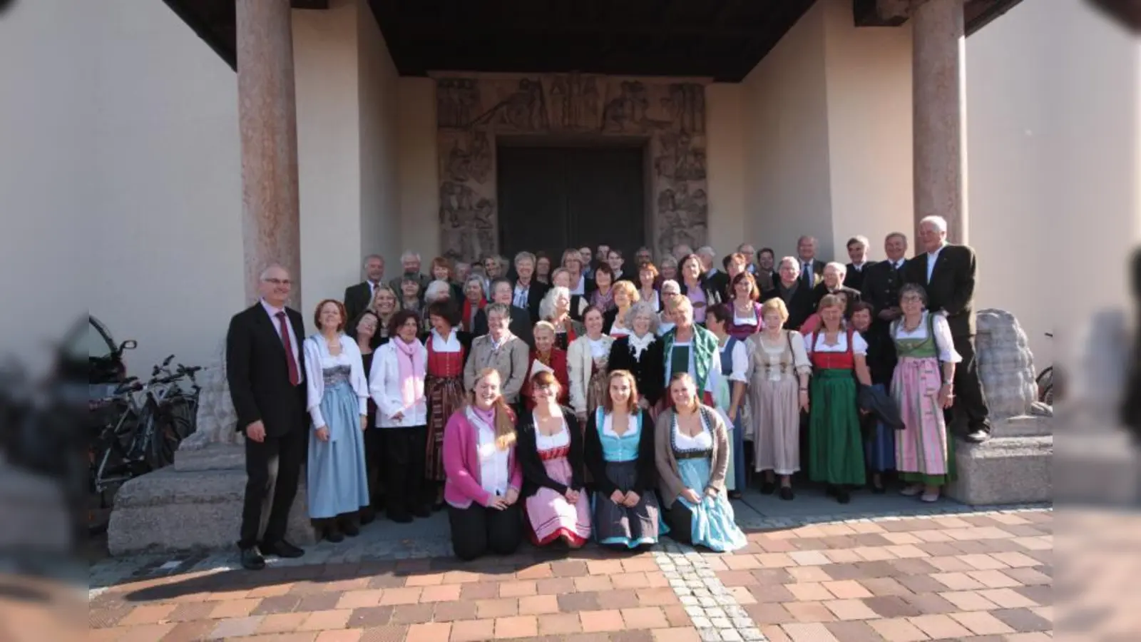 Die Chorgemeinschaft Leiden Christi vor dem Hauptportal der Pfarrkirche (Foto: pi)