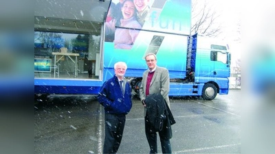 Florian Ritter (r.) trotzte den widrigen Bedingungen und informierte sich bei Ludwig Baur über den Infotruck der Bayerischen Metall- und Elektroindustrie, der vergangene Woche an der Franz-Nißl-Hauptschule hielt. (Foto: pi)