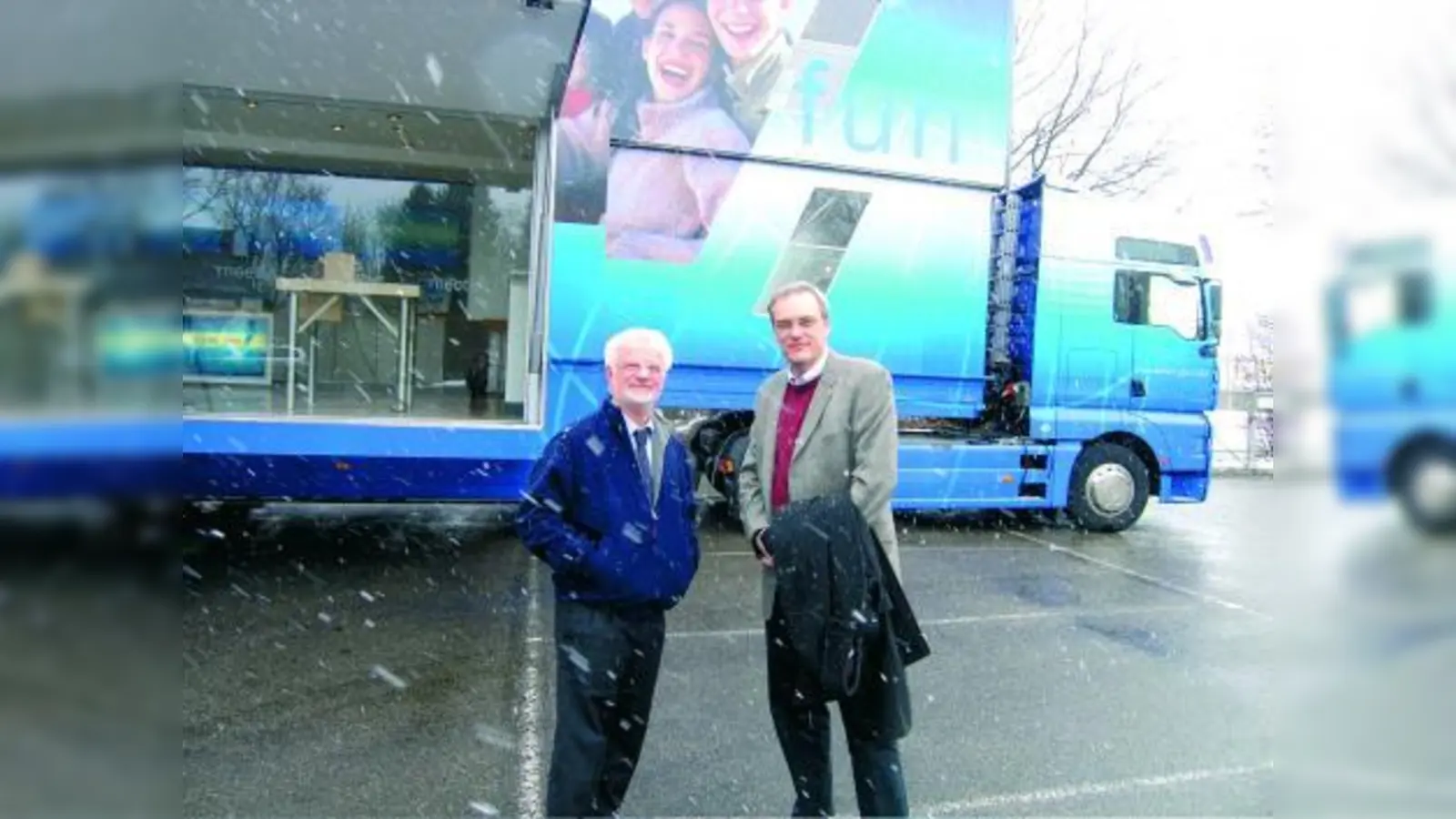Florian Ritter (r.) trotzte den widrigen Bedingungen und informierte sich bei Ludwig Baur über den Infotruck der Bayerischen Metall- und Elektroindustrie, der vergangene Woche an der Franz-Nißl-Hauptschule hielt. (Foto: pi)