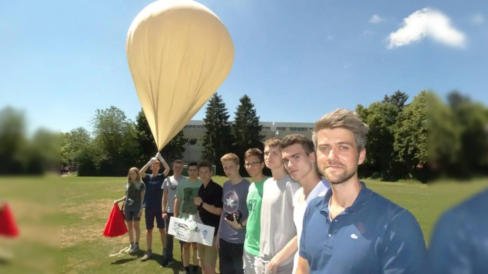 Physiklehrer Thomas Reichel (rechts) mit seinen bunker scientists: acht Schülern und einer Schülerin. (Foto: tab)
