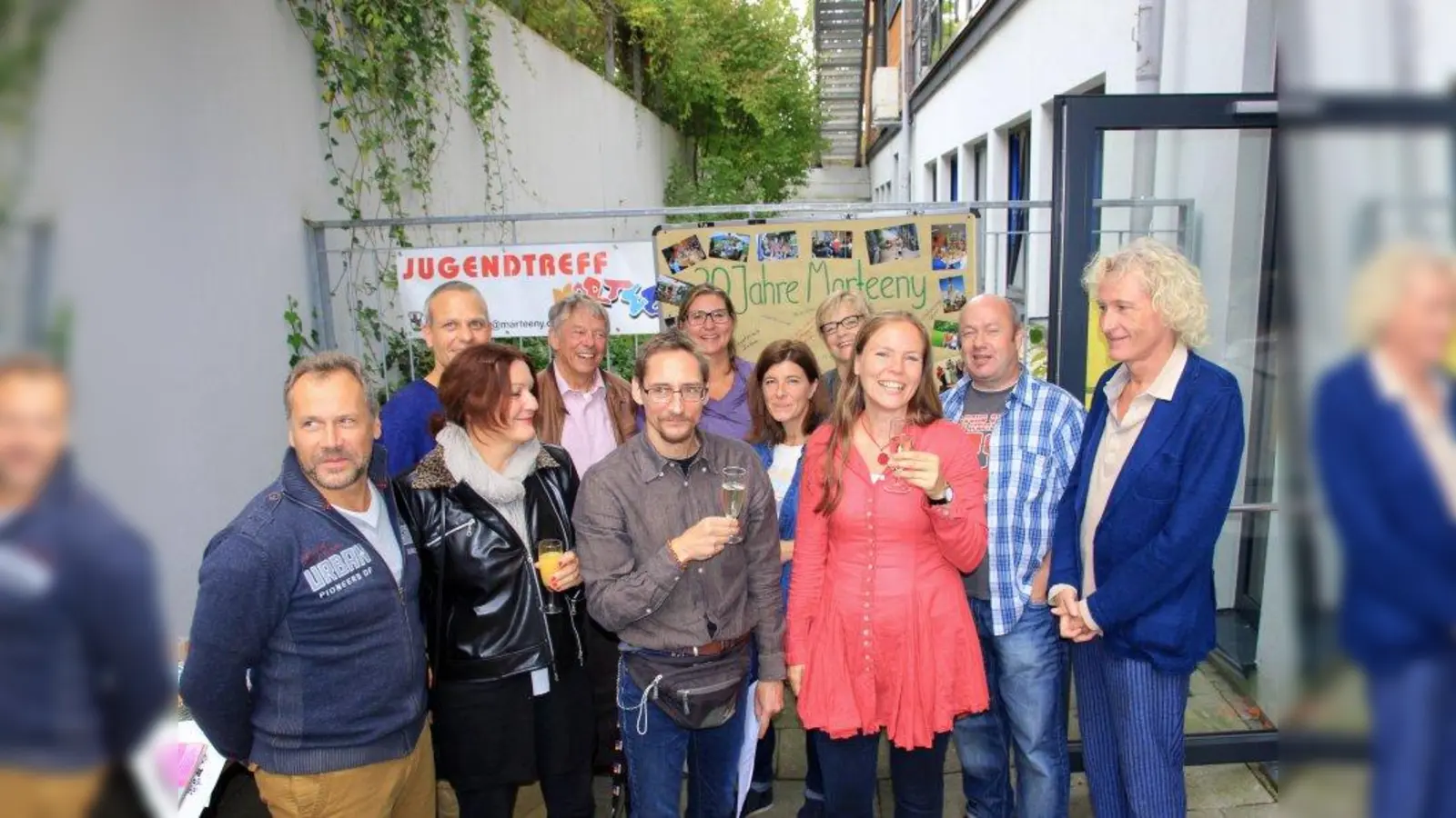 Geburtstagsfeier: (v.r.) Planegger Jugendbeauftragter Michael Rabeneck, Jugendpolizist Klaus Redl, Franziska Pazman, KJR-Bereichsleiterin Angelika Kluge, Schulsozialarbeiterin Susanne Lippert, Claudia Haslbeck, Tom Zynda, zweiter Bürgermeister Peter Heizer, Andrea Büchler von der Grundschule Planegg sowie Jan Lindemann und Dirk Imhoff vom Waaghäusl. (Foto: us)