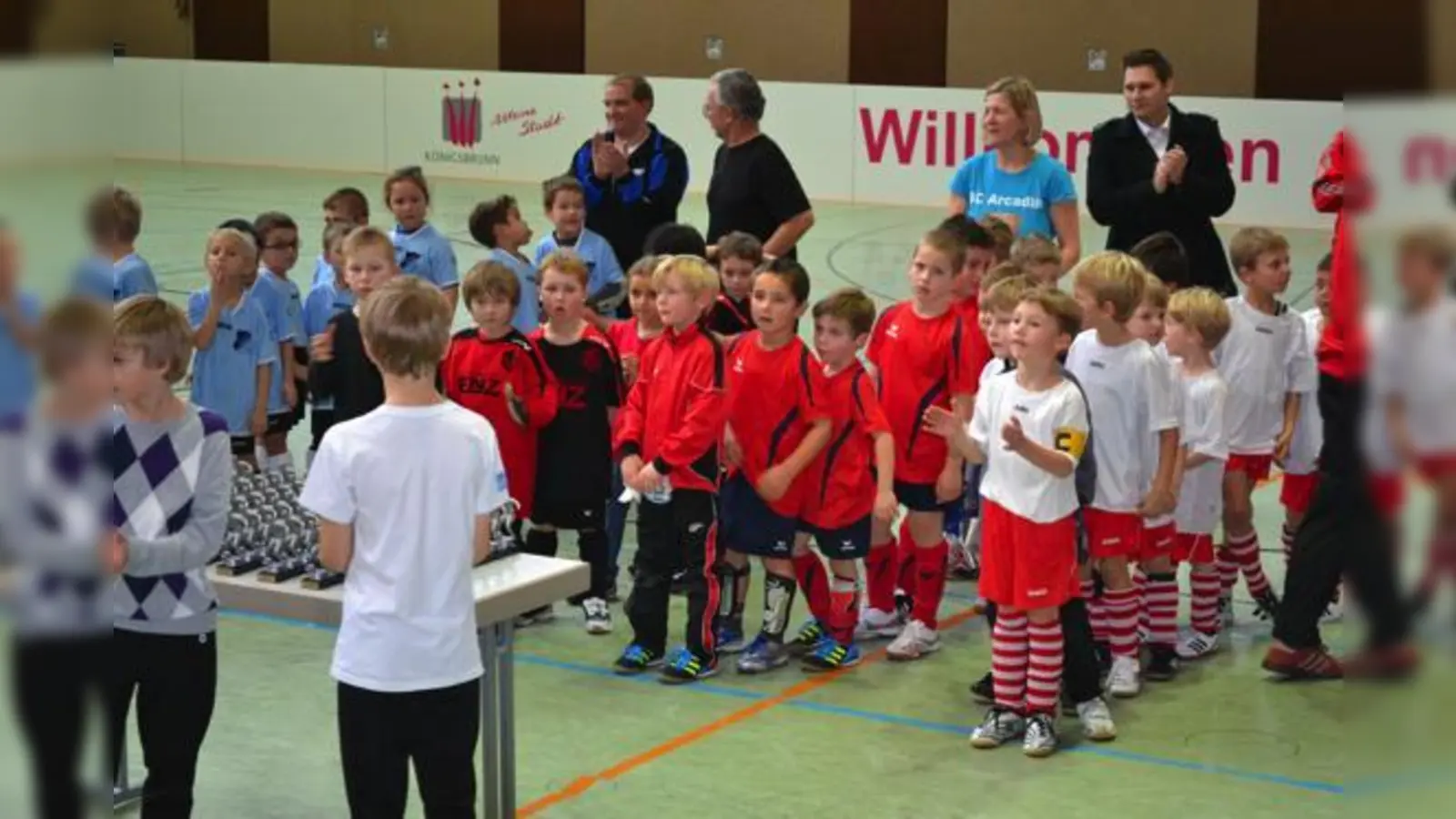 Die Spieler des SC Arcadia Messestadt (in Rot) holen sich ihre verdienten Trophäen ab, im Hintergrund  Co-Trainerin Silvia Seyfried.	 (Foto: oH)