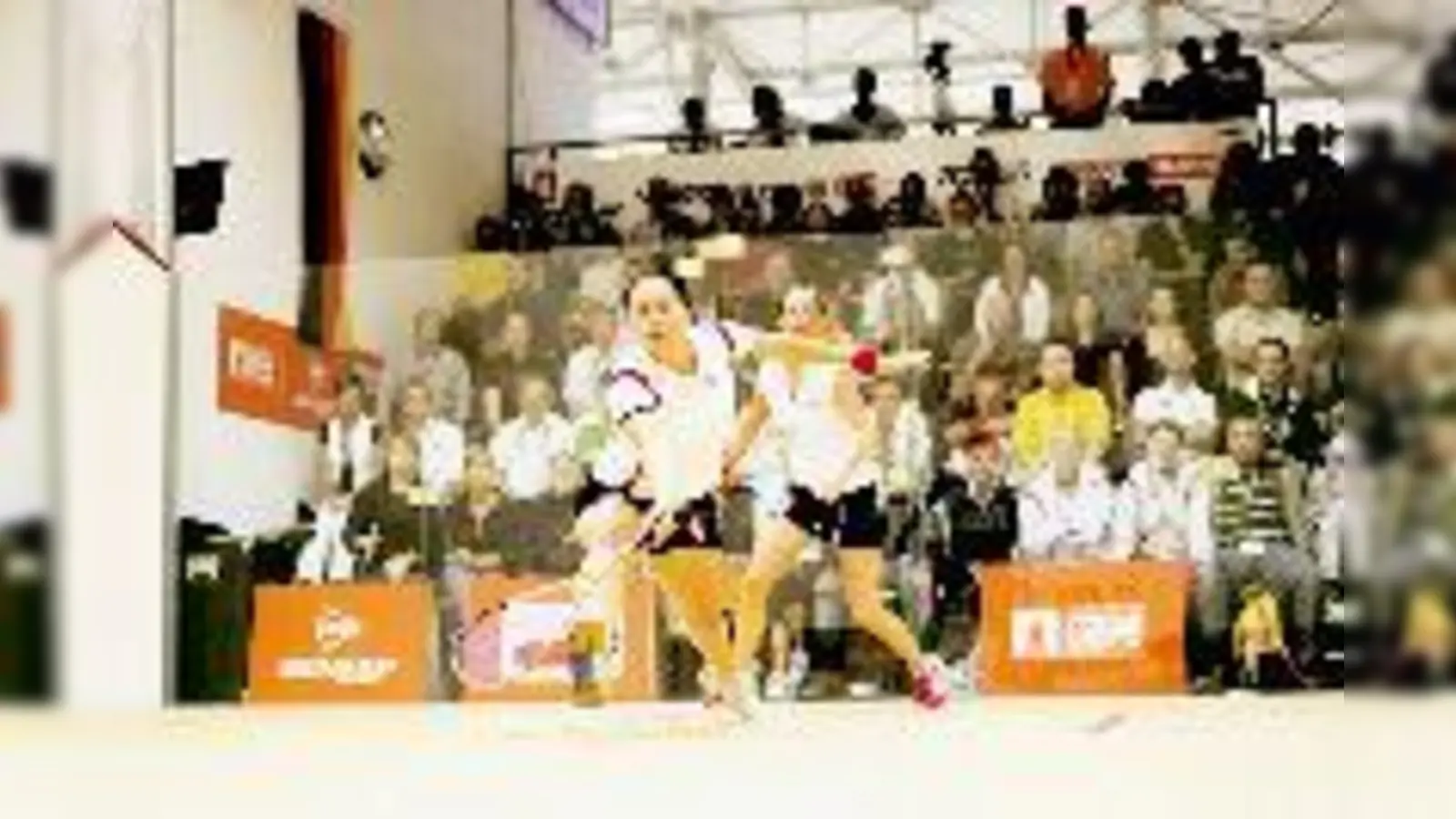 Die Deisenhofener Squasher hoffen, ihre tollen Leistungen auch bald wieder zu Hause zeigen zu können. Hier spielt die Deisenhofnerin Pamela Hathway (im Bildvordergrund) während der deutschen Mannschaftsmeisterschaft.  (Foto: Verein)