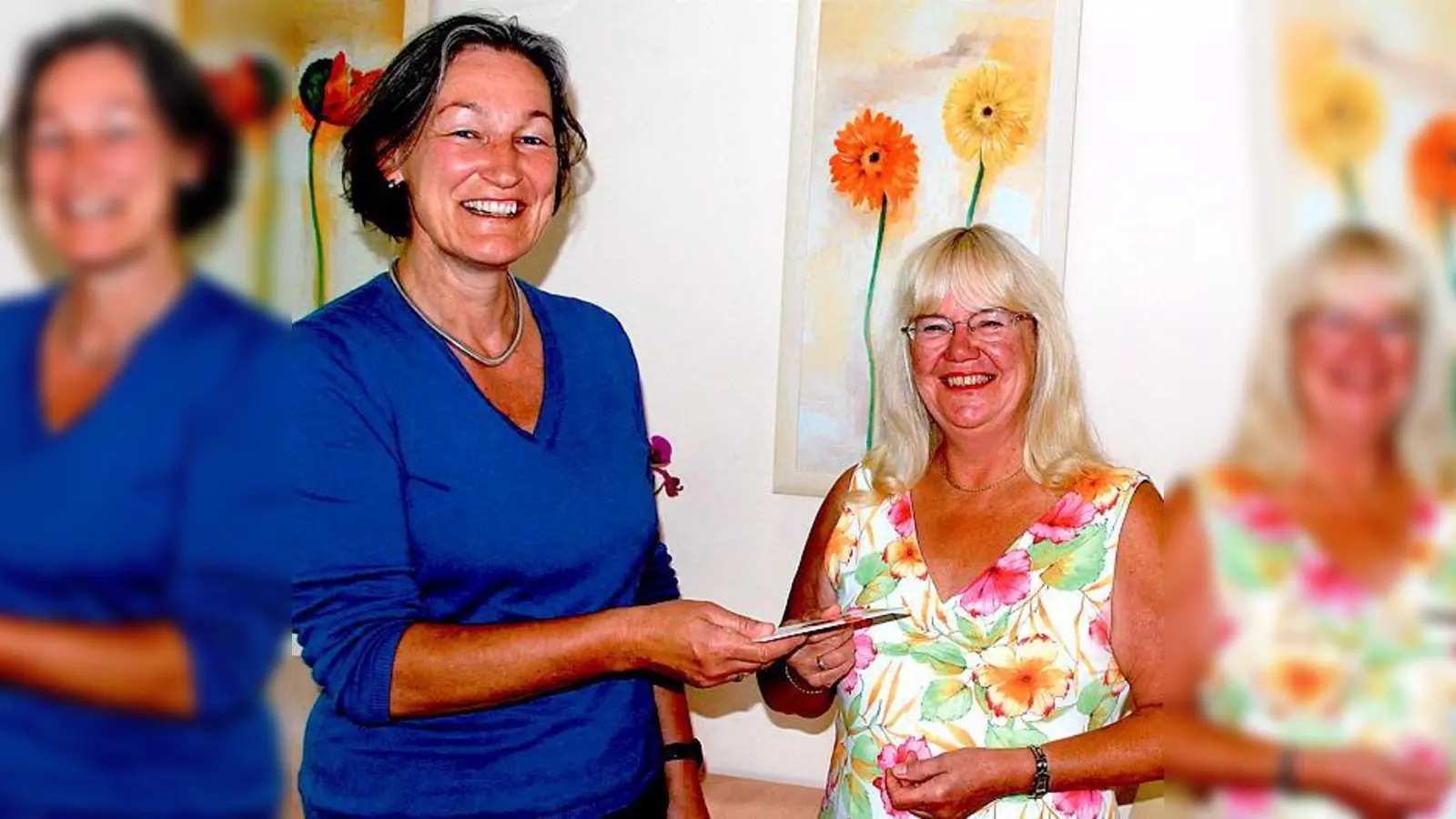 Sonja Hofmann (links) freut sich über den 1. Preis, einen Büchergutschein, den ihr Martina Hainer von der Caritas Moosach übergibt.	 (Foto: VA)