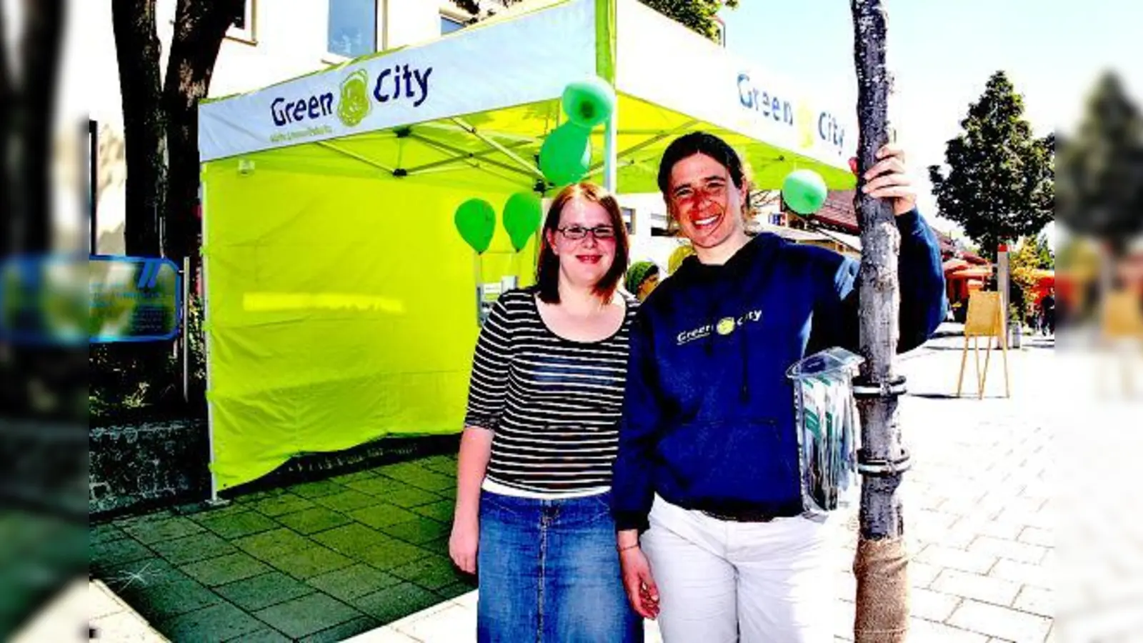 Selma Last, Geschäftsstraßenmanagerin »Aktive Zentren Trudering« und  Gaby Kourkgy, Projektleiterin der Wanderbaumallee München. 	 (Foto: ar)
