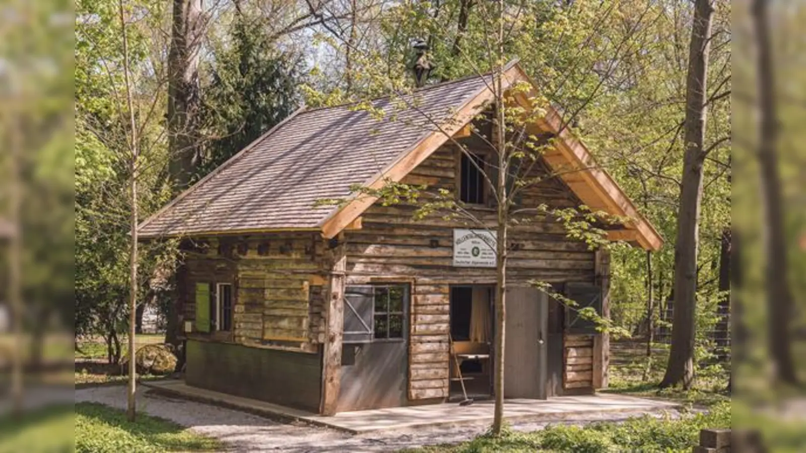 Die ursprüngliche Höllentalangerhütte wurde im Garten des Alpinen Museums wieder aufgebaut.	 (Foto: Thomas Rychly)