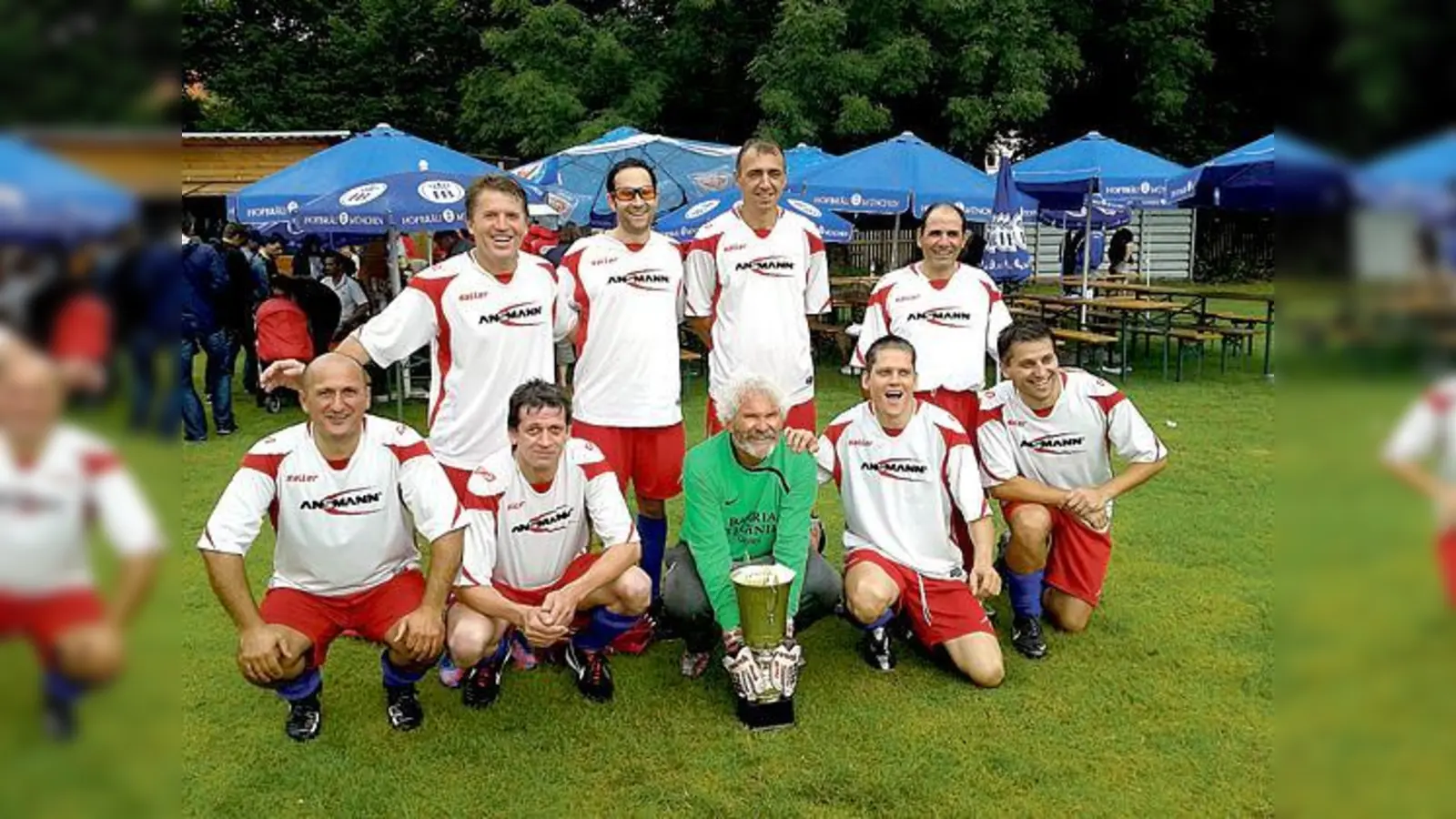 Die strahlende Mannschaft mit dem Pokal nach dem Gewinn des Turniers.	 (Foto: VA)