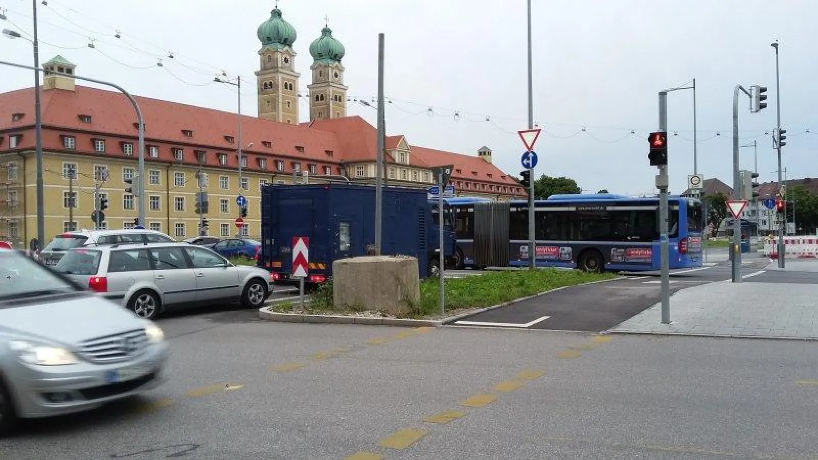 Blockade am Luise-Kiesselbach-Platz. Die Stadt verweist darauf, dass die Ampelschaltungen noch den Verhältnissen angepasst werden. Bürger zweifeln, dass damit das Problem gelöst wird. Laut StVO entbindet ein Ampelsignal den Autofahrer indes nicht von seiner Sorgfaltspflicht. Auch bei Grün darf er nur in eine Kreuzung hineinfahren, wenn er sie rechtzeitig wieder verlassen kann. (Foto: Ole Rössel)