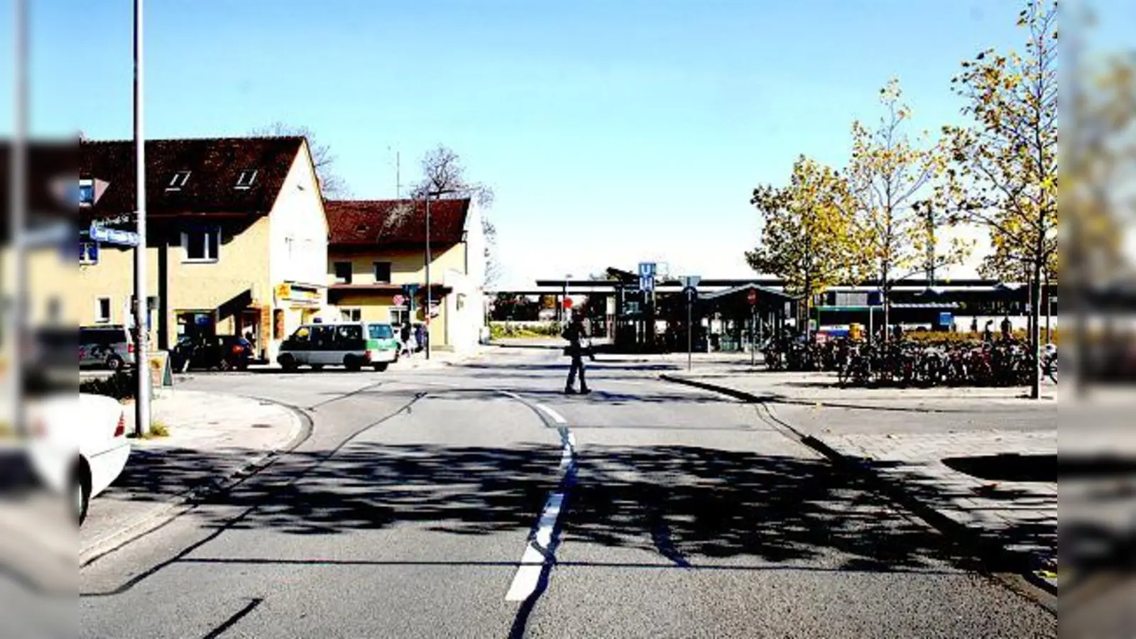 Viele Bürger würden einfach über die Josef-Frankl-Straße zum U- und S-Bahnhof Feldmoching und zum Walter-Sedlmayr-Platz laufen. 	 (Fotos: ws)