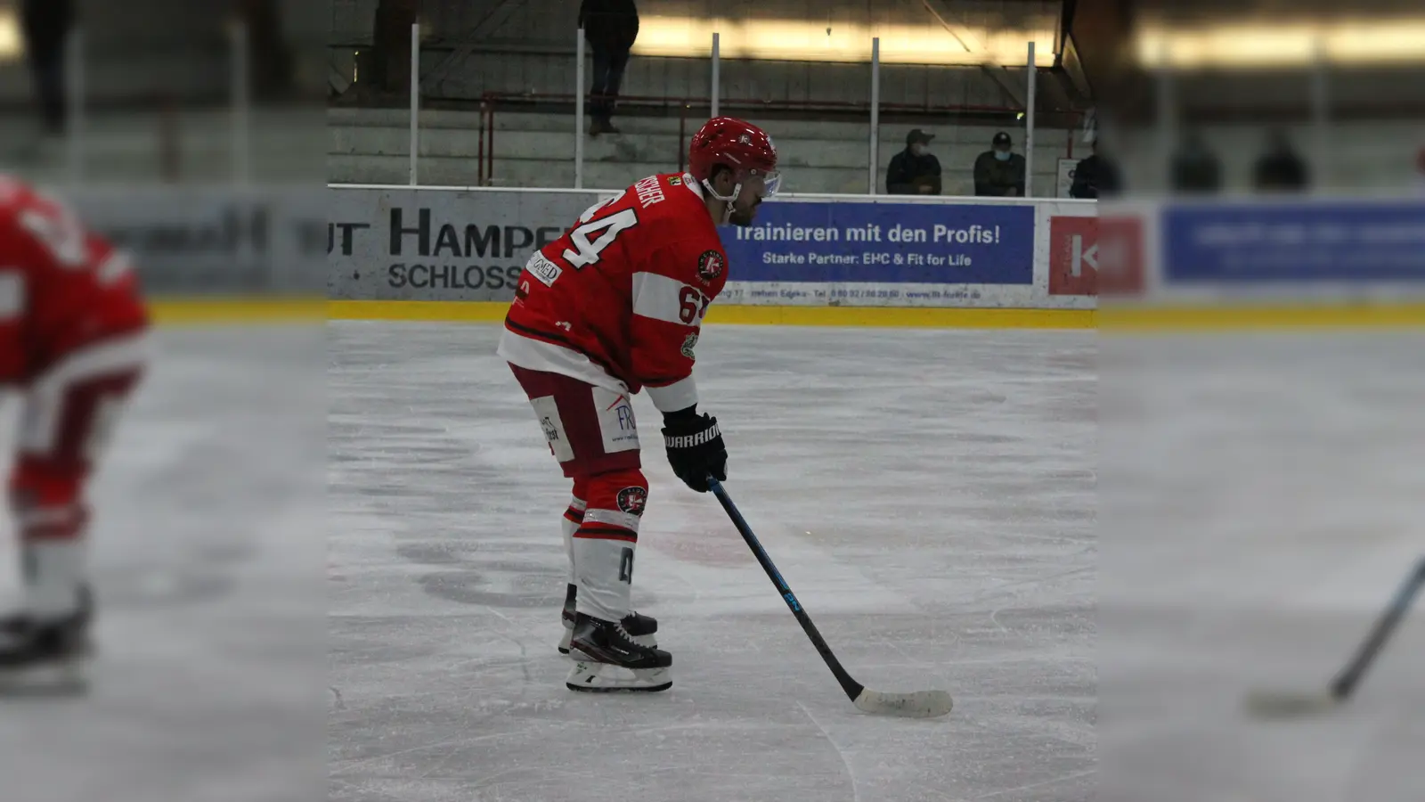 Verteidiger-Neuzugang Yannick Kischer vom EHC Klostersee im letzten Vorbereitungsspiel gegen die Pfaffenhofen Eishogs im Powerplay an der blauen Linie lauernd. (Foto: smg )