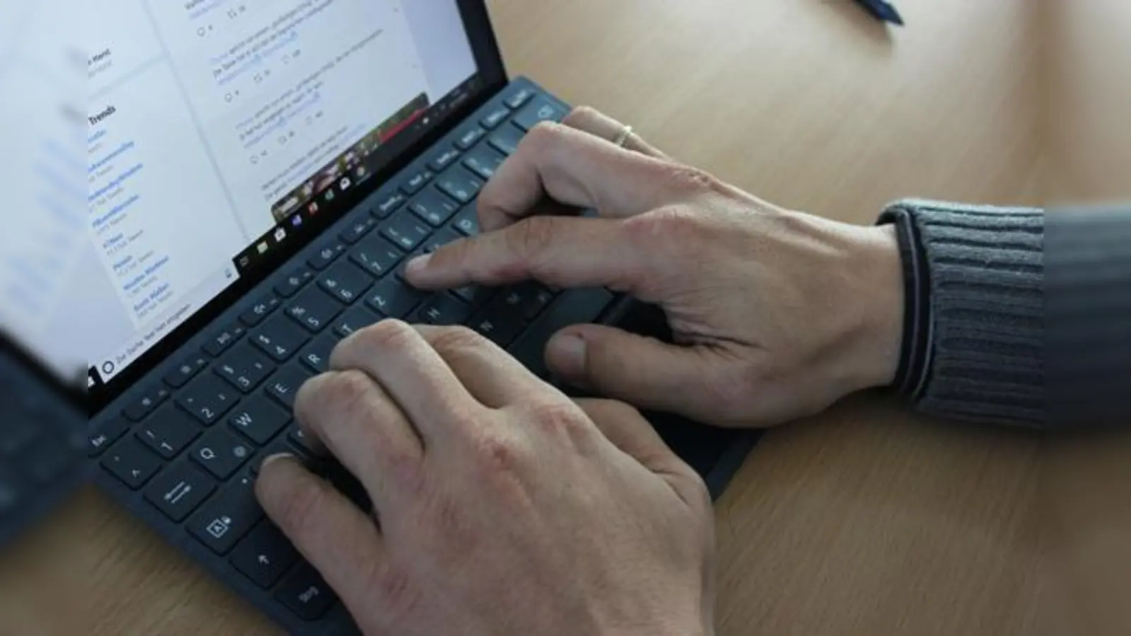 Auch digitale Gewalt hat stark zugenommen, also das Veröffentlichen und Verbreiten von Drohungen, Beschimpfungen oder von privaten Bildern und Nachrichten im Internet.  (Foto: Michaela Leis)