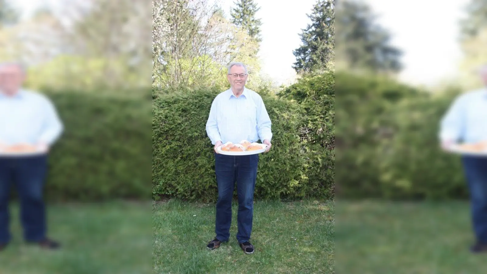 Steuerberater Günther Göllner freute sich über die Osterfladen von der Germeringer Dorfbäckerei. (Foto: ve)