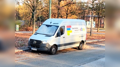 Abends und am Wochenende belegen viele Miet-Transporter Parkplätze rund um den Wertstoffhof in Thalkirchen. (Foto: tje)
