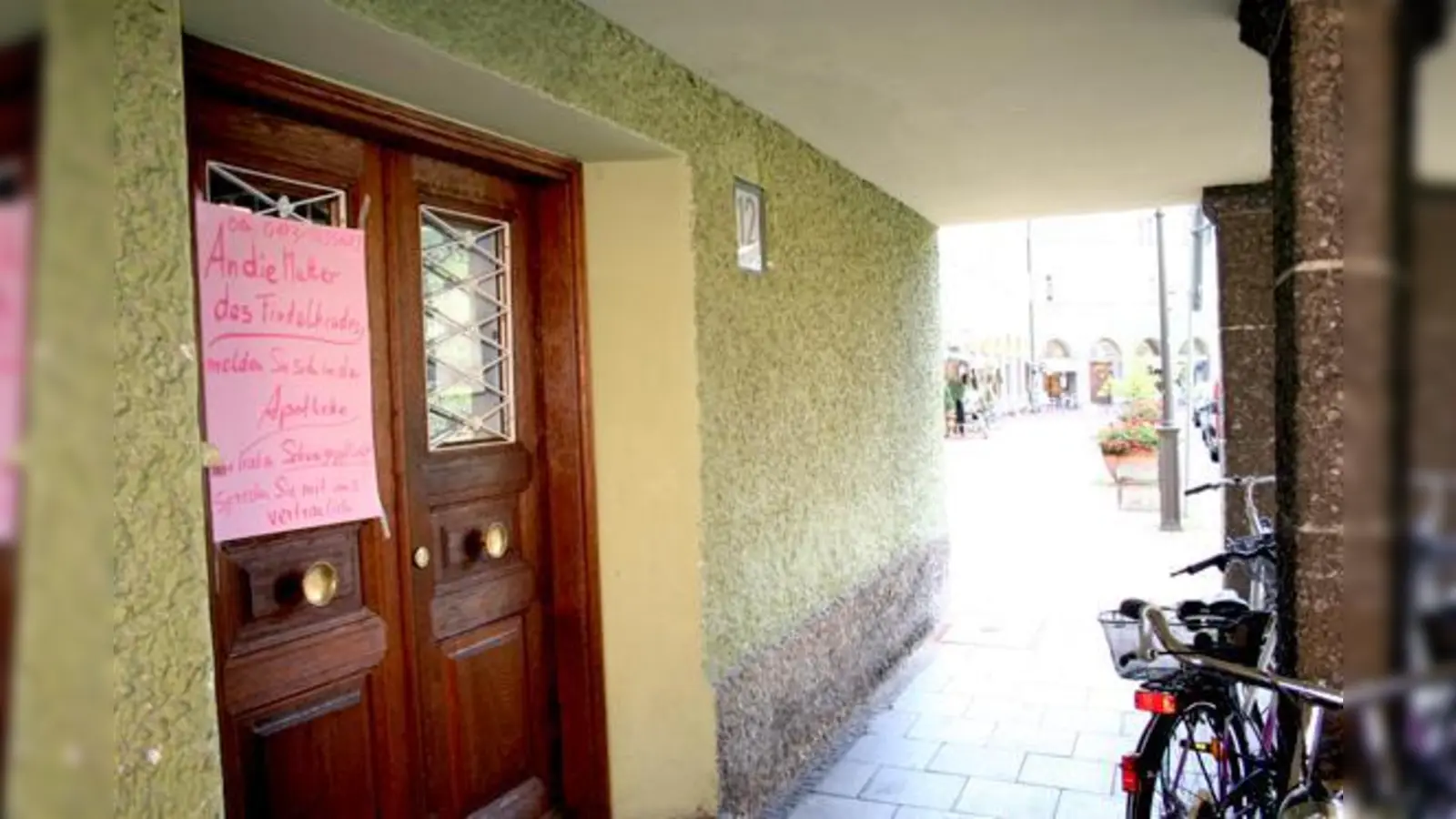 In diesem Hauseingang in der Borstei ließ eine Unbekannte ihr Neugeborenes zurück. Apotheker haben der verzweifelten Mutter Hilfe angeboten und ein vertrauliches Gespräch.	 (Foto: ws)