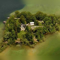 Von oben: Die Roseninsel im Starnberger See. (Foto: Bayerische Schlösserverwaltung)