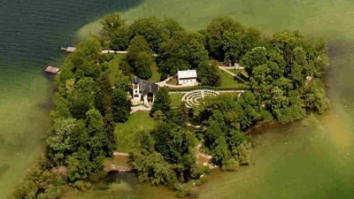 Von oben: Die Roseninsel im Starnberger See. (Foto: Bayerische Schlösserverwaltung)