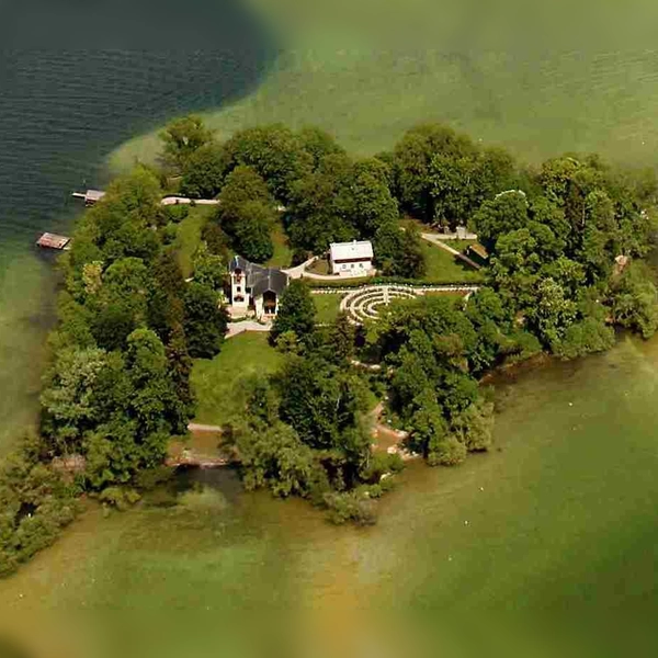 Von oben: Die Roseninsel im Starnberger See. (Foto: Bayerische Schlösserverwaltung)