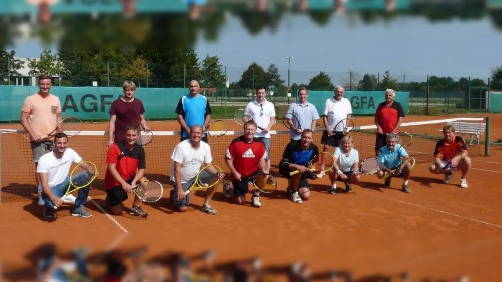 Teilnehmer der diesjährigen Tennis-Vereinsmeisterschaft des SV Agfa Peißenberg mit Turnierleiter Georg Schmid (vorne 4.von links) und dem Vorsitzenden Johann Geiger (hinten ganz rechts). (Foto: Beinlich)