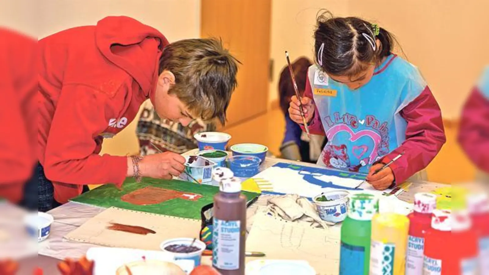 Auf selbst geschöpftem Papier zu malen, ist eine ganz besondere Erfahrung. 	 (Foto: VA)