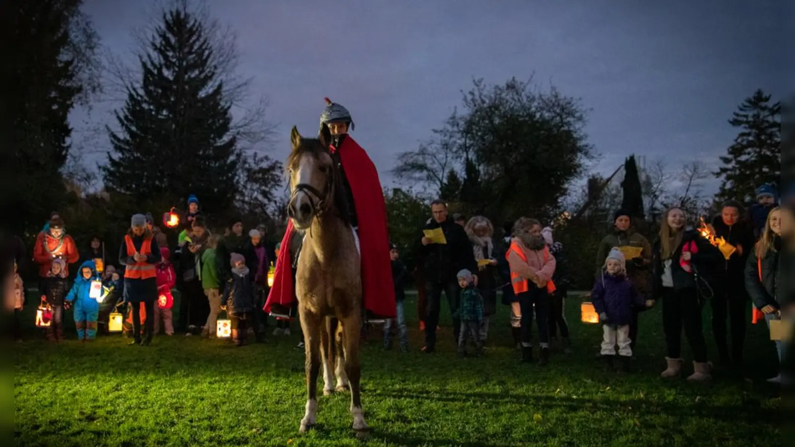 Der Höhepunkt ist der Laternenumzug, den St. Martin zu Pferde anführt. (Foto: Gustav-Adolf-Gemeinde)