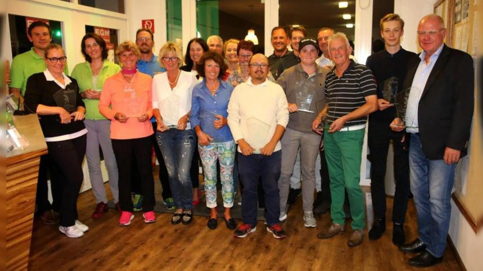 Die glücklichen Gewinner (von links):  Andreas Aumann (Anlagenleitung), Sandra Gegenbauer, Claudia Lindner, Holger Erntl, Gudrun Vogt, Petra Gruber, Ulrike Günthert, Claus Heigl, Barbara Dorner, Edith Wagner, Thu Tran, Nenad Kovacevic, Sebastian Wanderer, Leo Leitenstorfer, Michael Linkogel, Rudi Kopp, Fabian Mengedoht, Adalbert Schmid. (Foto: Golfrange)