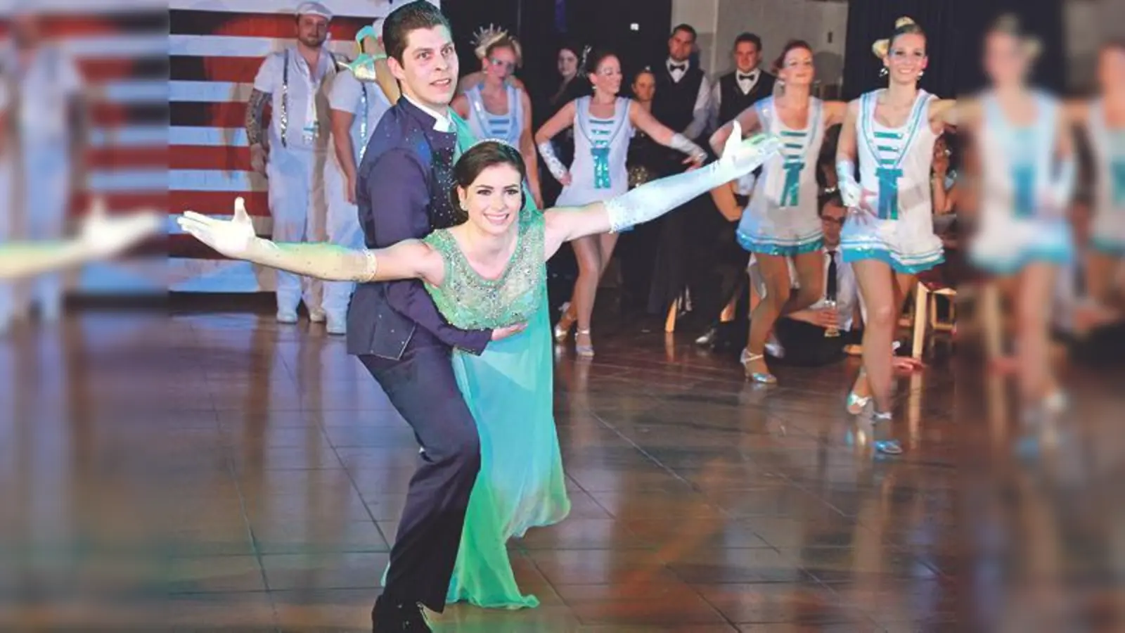 Die Echinger/Neufahrner Tollitäten Teresa I. und Maximilian II. machen sich mit der 14-köpfigen Garde auf in die Showmetropole New York.	 (Foto: Heidechia)