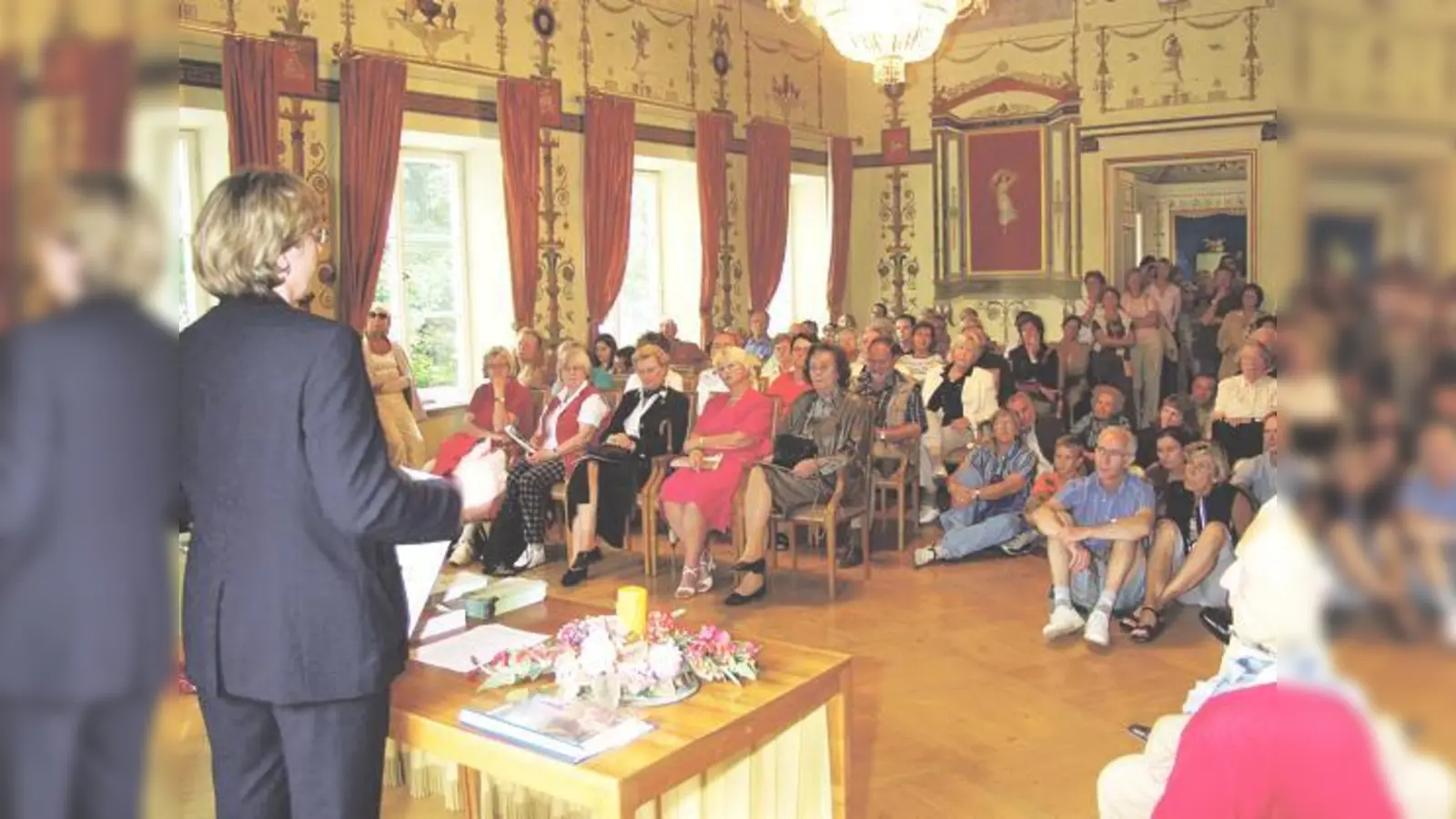 Ein volles Haus wird Christine Heinz bei ihren Führungen durchs Schloss haben. Im Roten Saal finden sonst Trauungen statt. 	 (Foto: Wilfried Petzi, München)