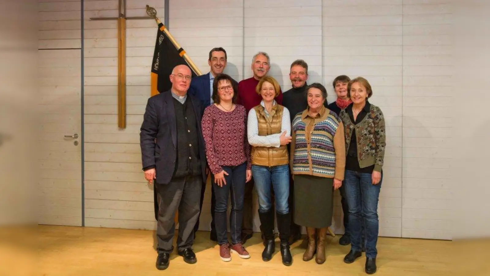 Bei der Kolpingsfamilie wurden gewählt (von links): Präses Pater Joseph Posch, erster Vorsitzender Markus Pfeiffer, zweite Vorsitzende Helga Müller, Schriftführer Otto Schmidt, Beisitzer Uschi Pfeiffer und Elmar Buchner, Kassier Martha Reichart, pastorale und Seniorenbeauftragte Elke Diehl-Skell und Beisitzerin Sieglinde Müller. (Foto: dwu)