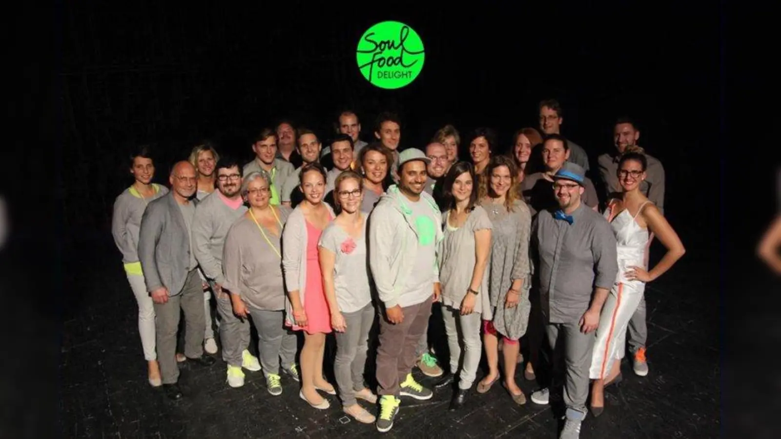 28 erfahrene Sängerinnen und Sänger sammeln mit modernem A-Cappella-Pop für Schüler in Afrika. (Foto: SoulFood Delight)