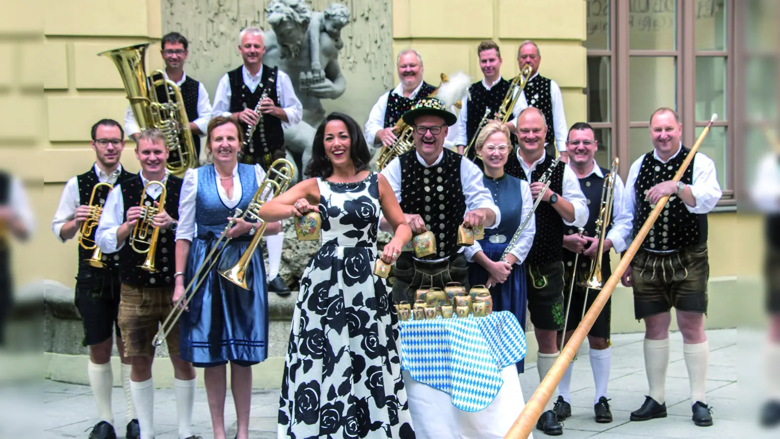 Franziska Rabl tritt mit den Holledauer Musikanten bei "Oper Weiß-Blau" im Kulturzentrum Taufkirchen auf.  (Foto: Markus Hautmann)