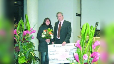 Hauptpreisträgerin der Aktion „Bei Anruf Licht” Sabine Kux bekommt ihren Gewinn in Höhe von 1.000 Euro von Stadtdirektor Karl Höferle, Leiter Baureferat Tiefbau, überreicht. (Foto: Baureferat)