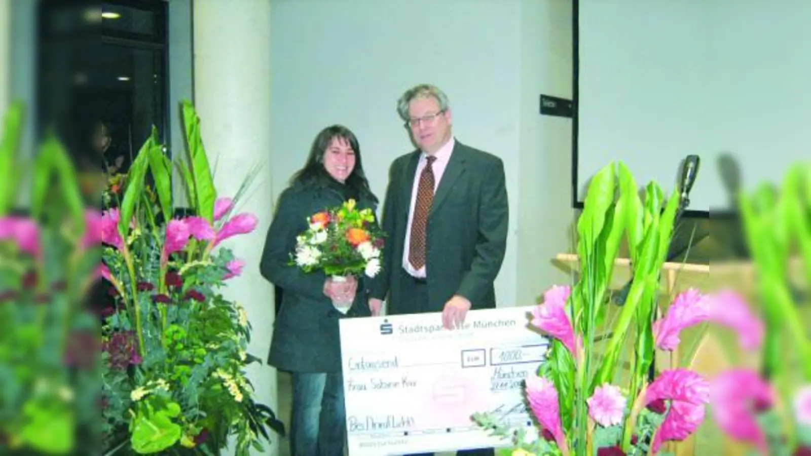 Hauptpreisträgerin der Aktion „Bei Anruf Licht” Sabine Kux bekommt ihren Gewinn in Höhe von 1.000 Euro von Stadtdirektor Karl Höferle, Leiter Baureferat Tiefbau, überreicht. (Foto: Baureferat)