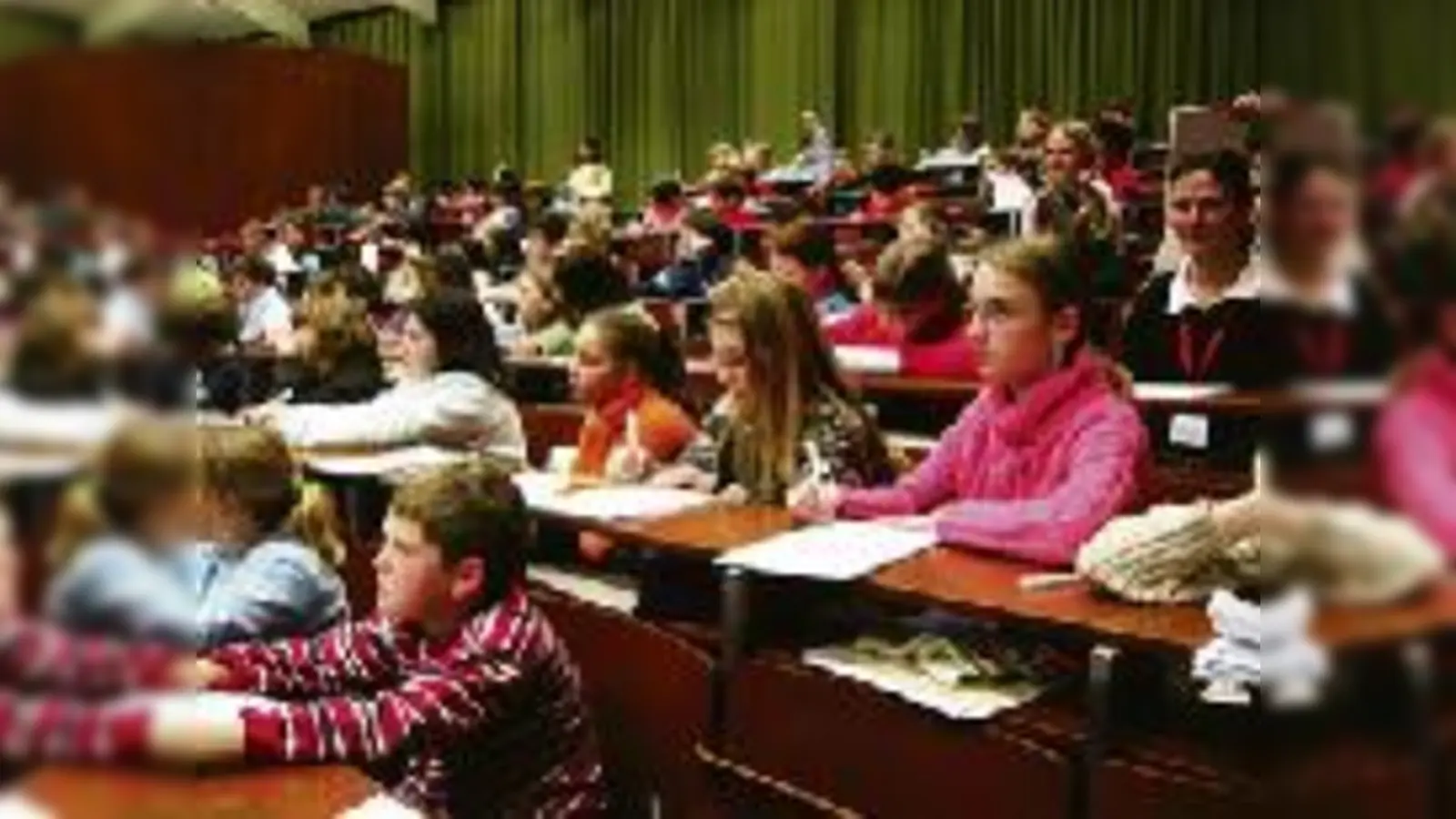 Freiwillig und begeistert drücken Münchner Kinder die Bänke der »KinderUni«.	  (Foto: VA)