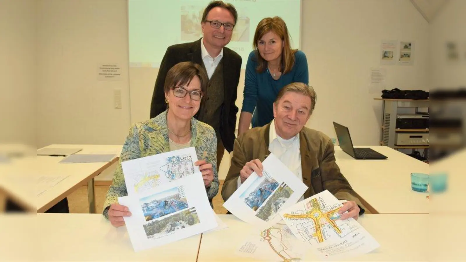Irmgard Franken (vorne, von links), Helmut Rauscher, Andrea Schmölzer und Helm Andreas Heigl beim Pressegespräch im Mai. Jetzt durften sie ihr Verkehrskonzept auch dem Stadtrat vorstellen. (Foto: Hauck)