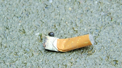 Damit weniger Zigarettenkippen im öffentlichen Raum herumliegen, fordern die Grünen im Bezirksausschuss Neuhausen-Nymphenburg Maßnahmen ein. (Foto: sb)