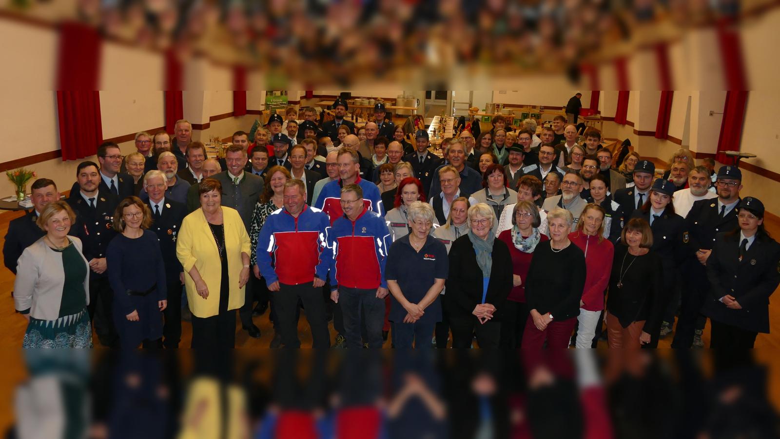 Landr-tin-empf-ngt-100-Ehrenamtliche-in-der-Schlo-berghalle-in-Peiting