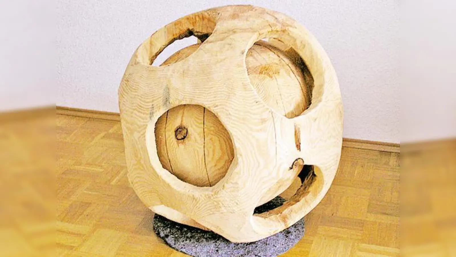 Schön und kunstvoll, ein besonderes Objekt: diese Kugel in der Kugel.	 (Foto: Privat)