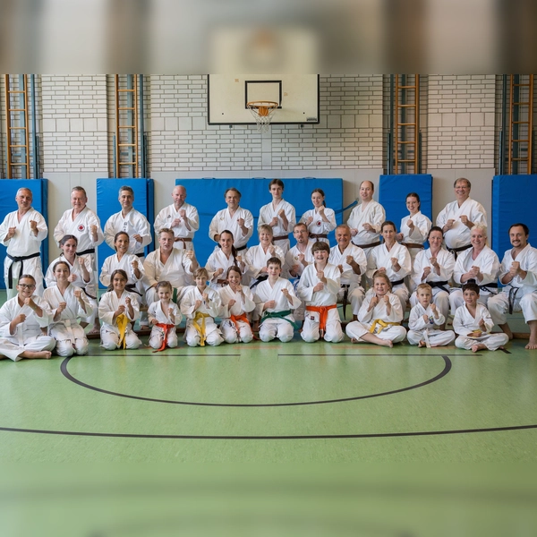 Die Karatekas des SC Eching freuten sich über den Besuch drei renommierter Gasttrainer. (Foto: SC Eching Karate)